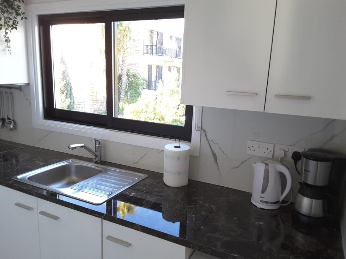 Apartamento Blue Coast Semeli By The Sea Paphos Exterior foto